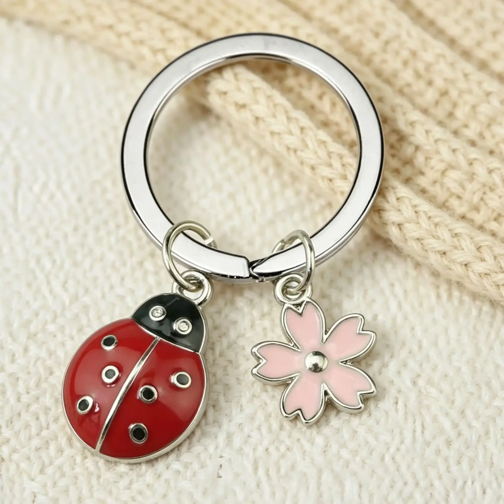 Chaveiro de Esmalte Colorido com Joaninha e Flor de Cerejeira, Lindo Chaveiro de Inseto e Flores para Mulheres e Homens, Presente de Joia Artesanal