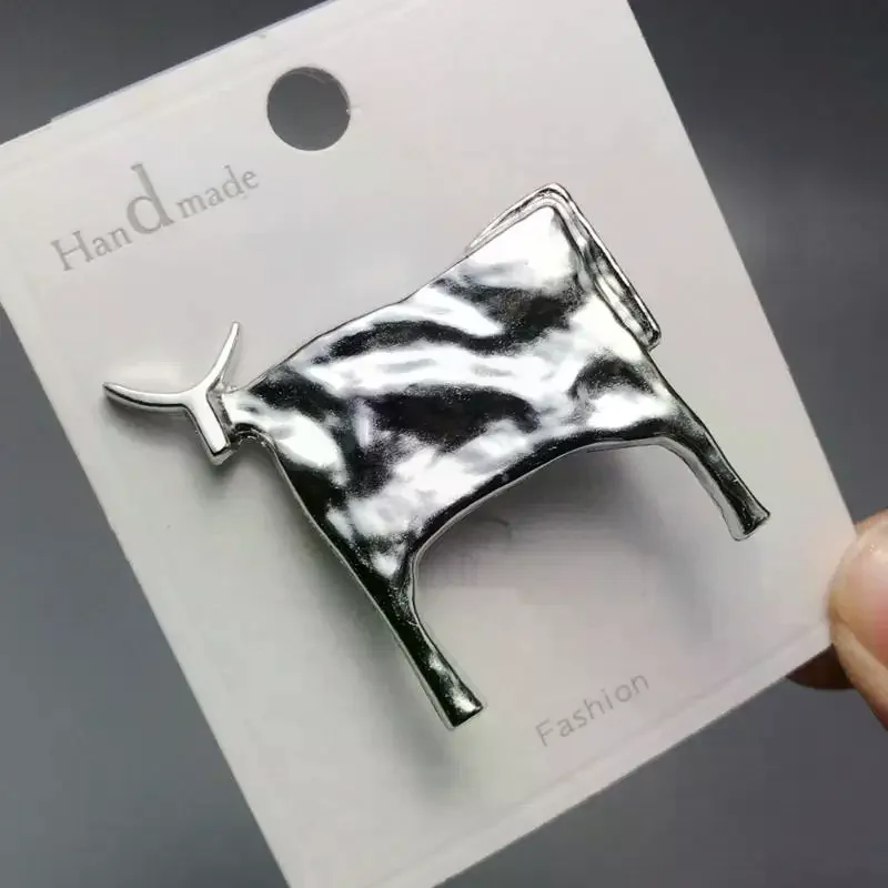 Handmade Cow Shaped Brooch Hammered Texture Gold Silver Two Color Pin for Daily Wear Office Outfit Party Decor Accessory