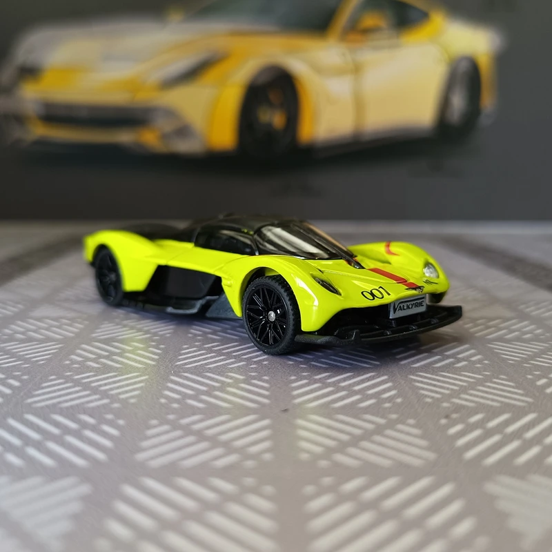 

Модель суперкара Aston Martin Valkyrie в масштабе 1:64, миниатюрная статическая модель автомобиля из сплава, коллекционная, с богатой детализацией и тонкой отделкой.