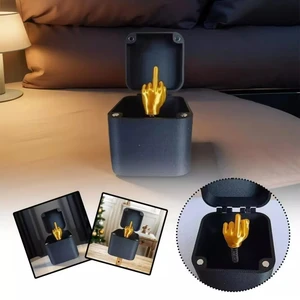 Hadiah Prank yang Menarik Jari Tengah Dalam Kotak Kotak Hadiah Kreatif Lucu Dekorasi Meja Kantor Hadiah Dekorasi Rumah Untuk Tamu 10 katak plastik mini penjualan terbaik - №