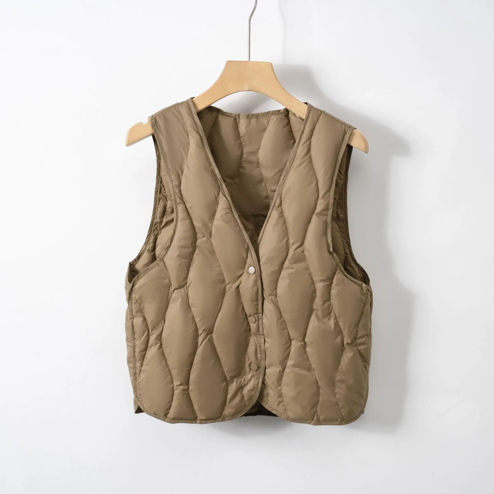 رقبة على شكل حرف V جذابة وقطع مقصوص. هذه السترة خفيفة الوزن هي طبقة أنيقة وتنحيف تحت أي سترة أو وحده. #5