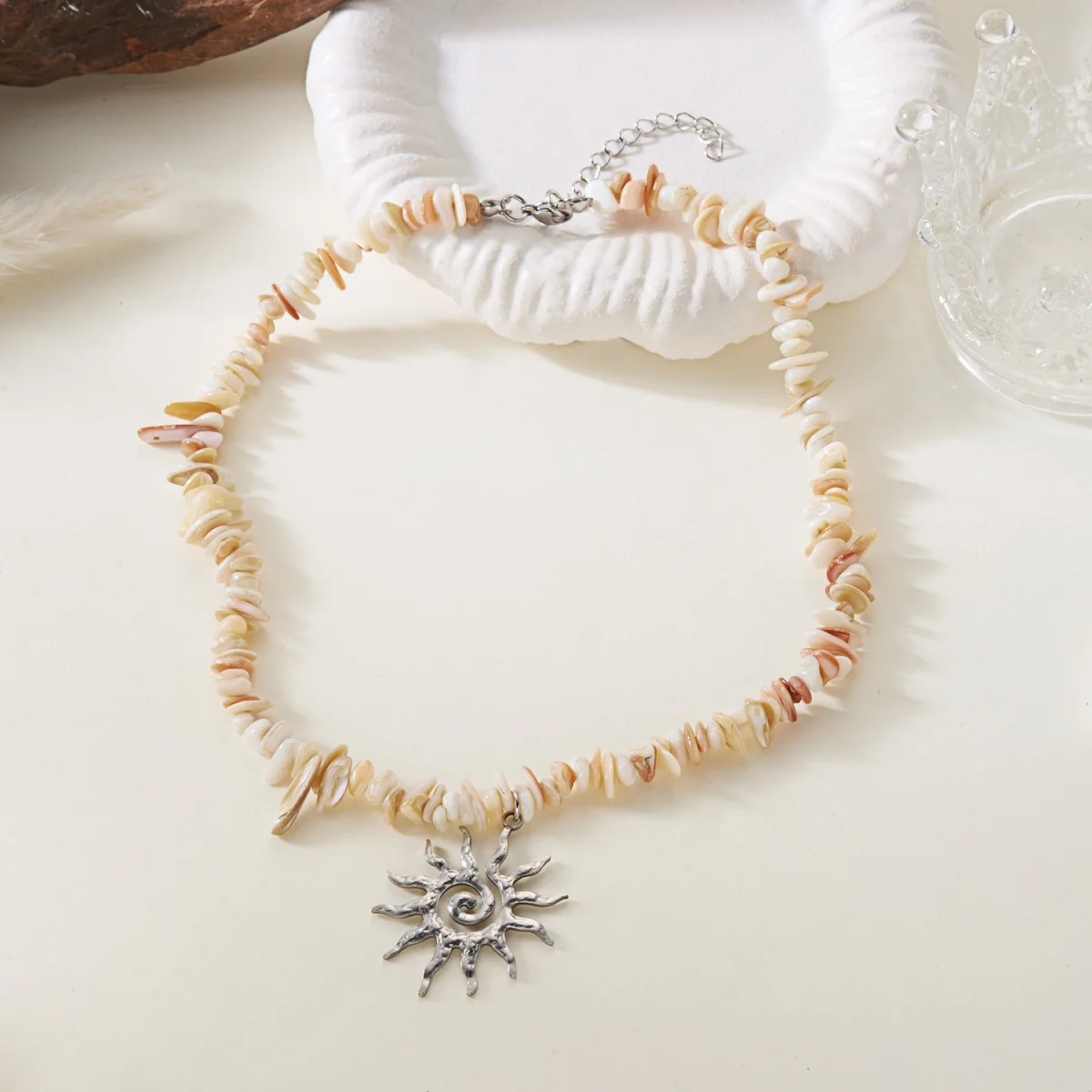 Retro-Halskette mit unregelmäßigen Muschelperlen in Maillard-Farben und Sonnenwirbel-Anhänger für Damen und Herren, doppellagige Sonnenblumen-Kette, Choker-Schmuck – Detail 19