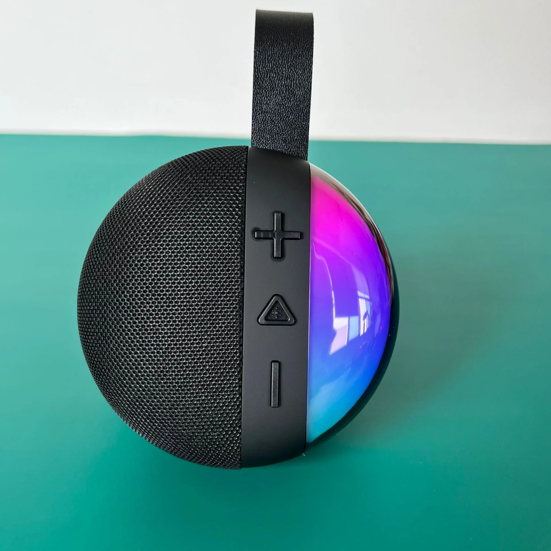 

Уличный водонепроницаемый Bluetooth-динамик, беспроводной портативный мини-сабвуфер с RGB-подсветкой Бумбокс для занятий спортом, пляжа, пешего туризма, кемпинга