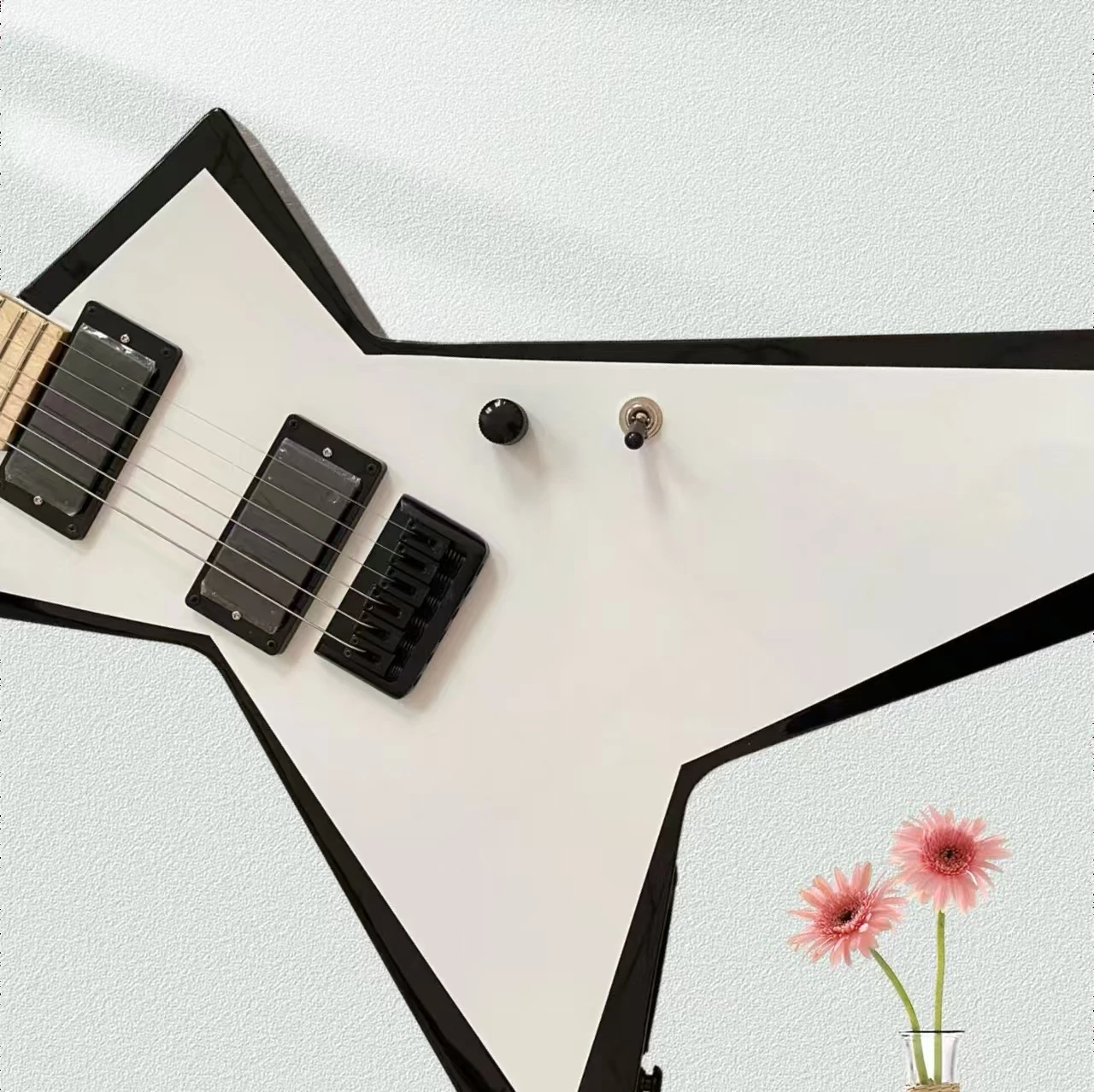 

Brand-new rare Explorer electric guitar vibrato bridge Chinese electromyography pickup black hardware, yellow and white