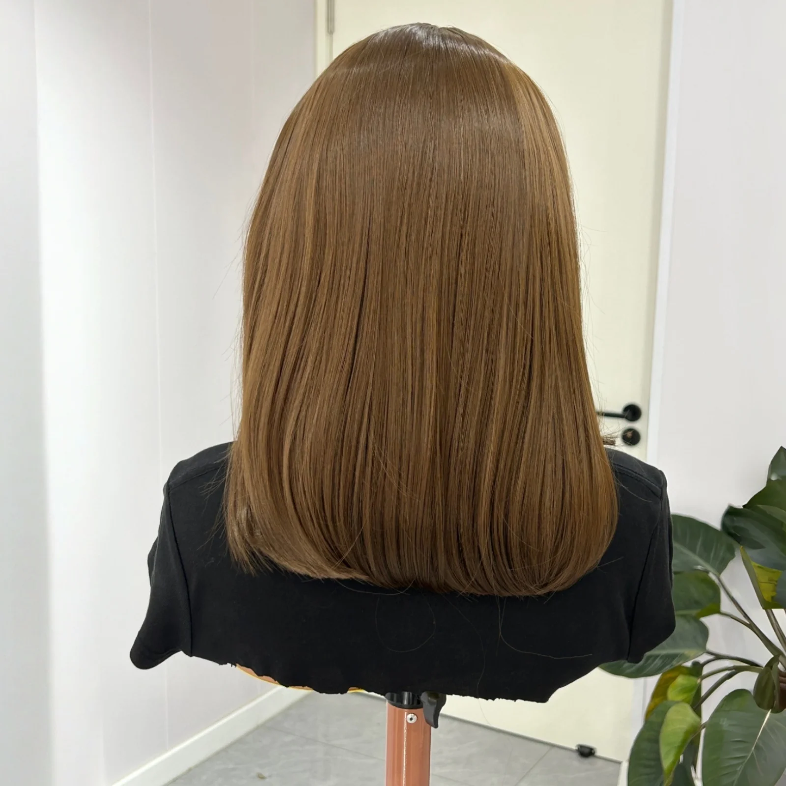 Короткий волнистый коричневый боб Синтетический парик Многослойный до плеч Средняя часть Натуральные прямые 13X4 Парики спереди на шнуровке для женщин Ежедневное использование