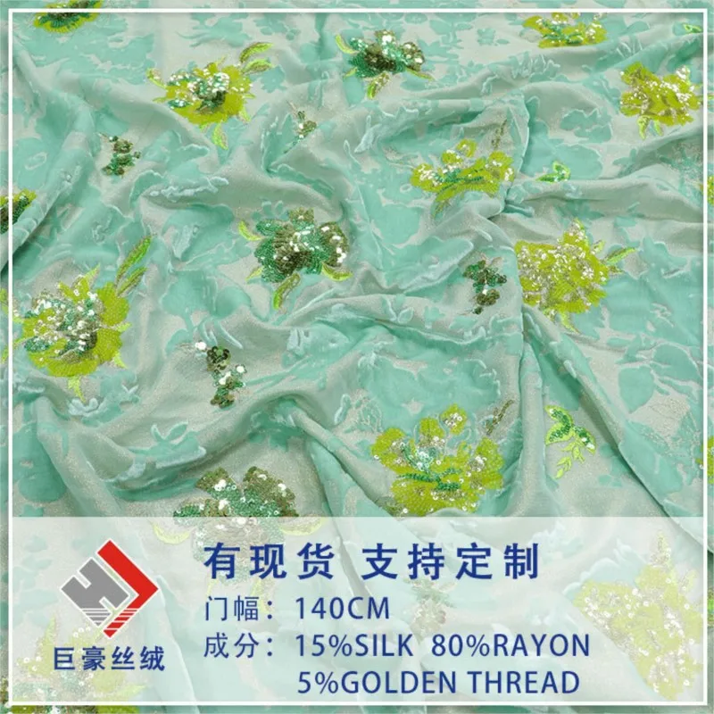 ผ้าจอร์เจตต์ปักเลื่อมสีทองลายดอกไม้สามมิติสีน้ำเงิน ทำจากผ้าไหมแท้ สำหรับตัดเย็บชุดแสดงสำหรับผู้หญิง