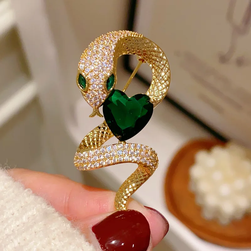 

Chinese Zodiac Snake Retro Emerald Heart-shaped Cut Zirconia Brooches for Women and Men Temperament Corsage Accessories Pin