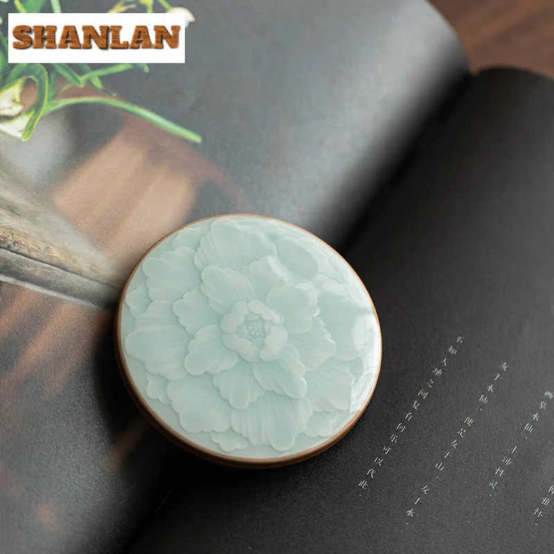 Posavasos de flores talladas con sombra bajo vidriado de Celadon azul, flor de ciruelo antigua hecha a mano, manteles individuales con aislamiento térmico para taza de café