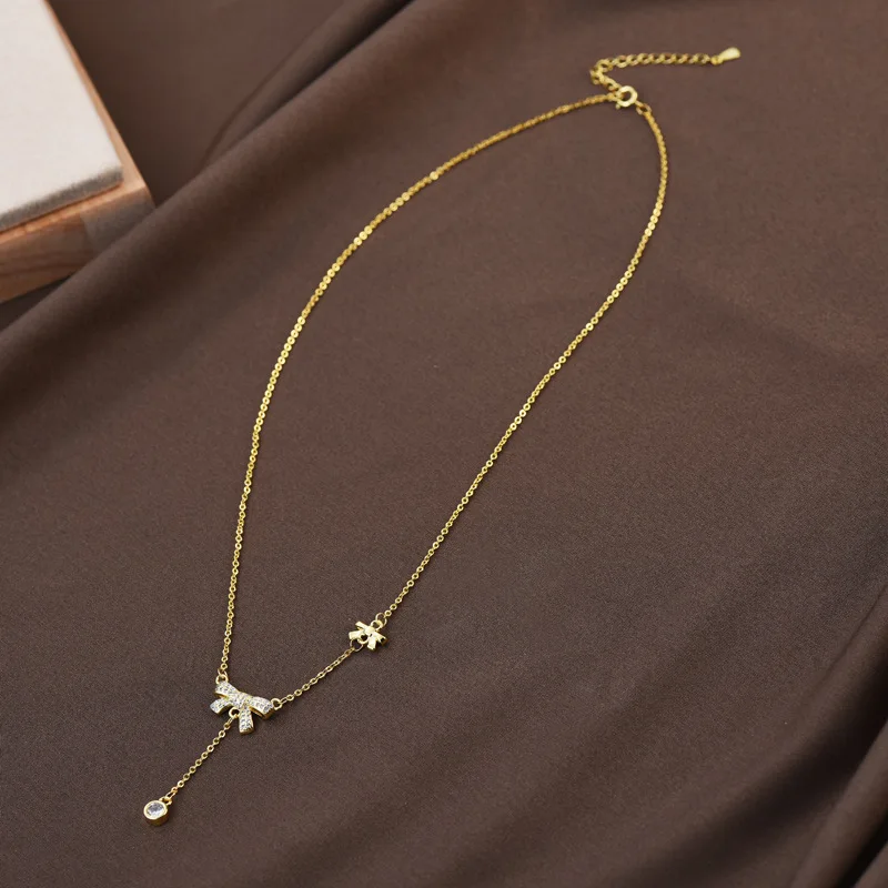 新しいチタン鋼バタフライネックレス、レディースボウタッセルペンダント、鎖骨チェーン、ニッチデザイン