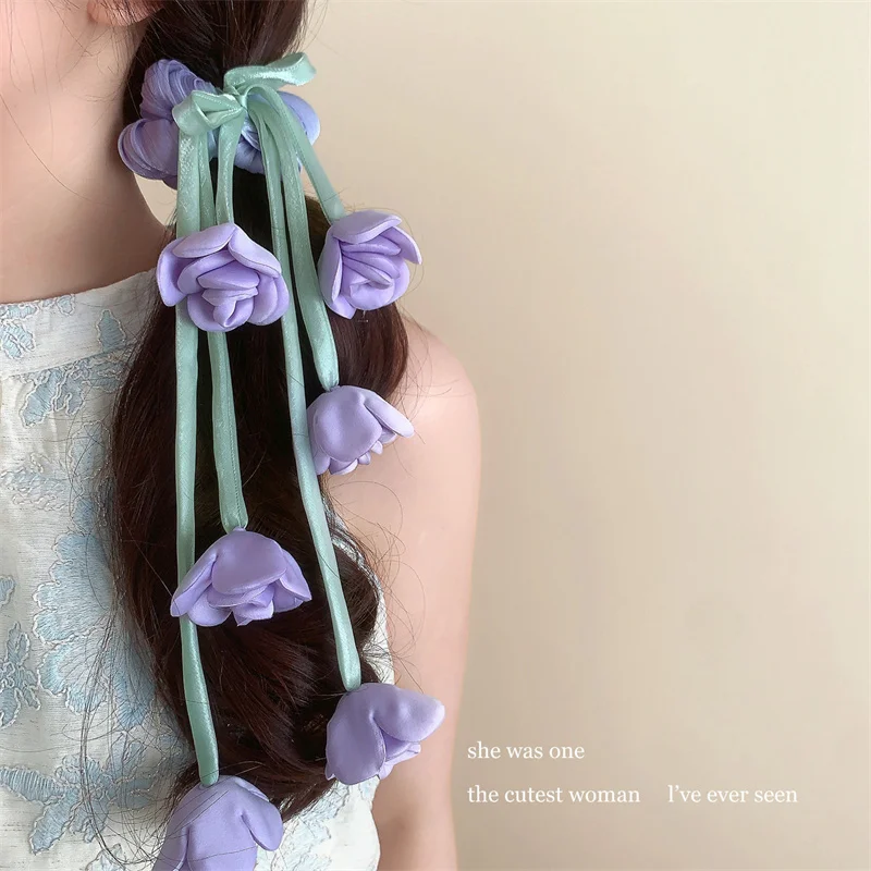 Lazo para el pelo floral Lily Of The Valley & Tulips con detalles de cinta colgantes - Accesorio para el cabello etéreo para mujer
