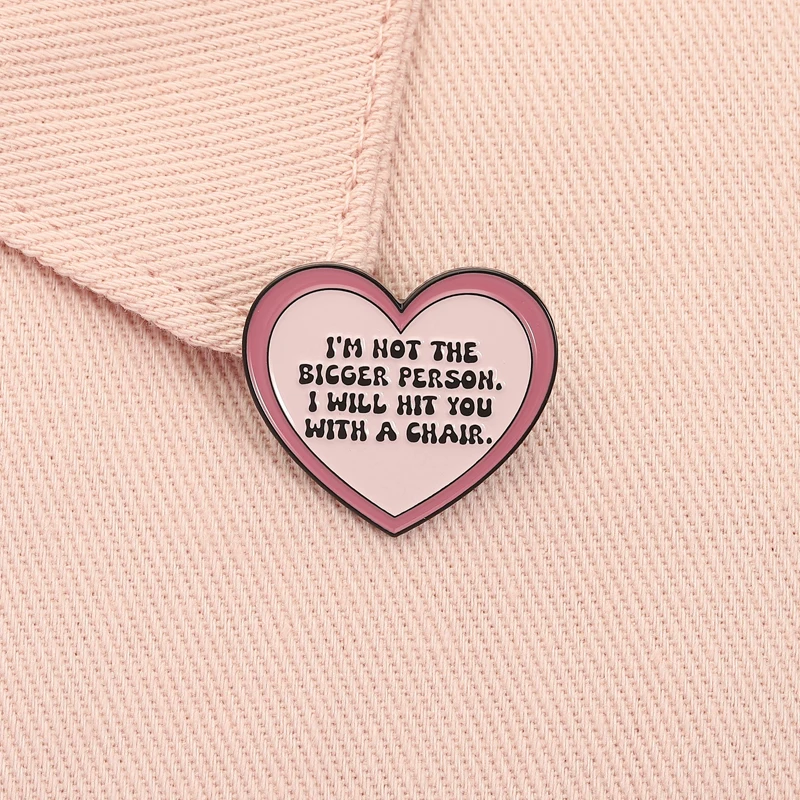 أنا لست الشخص الأكبر المينا دبوس مضحك الفكاهة إقتباس سأضربك مع كرسي الوردي القلب بروش شارة التلبيب مجوهرات هدية