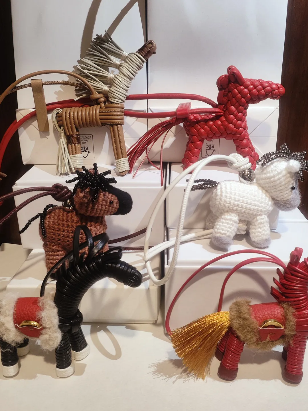 nouveau-porte-cles-breloque-sac-tricote-main-abstrait-poney-2026-–-cadeau-annee-du-cheval-accessoire-de-sac-a-main-avec-cordon-﻿