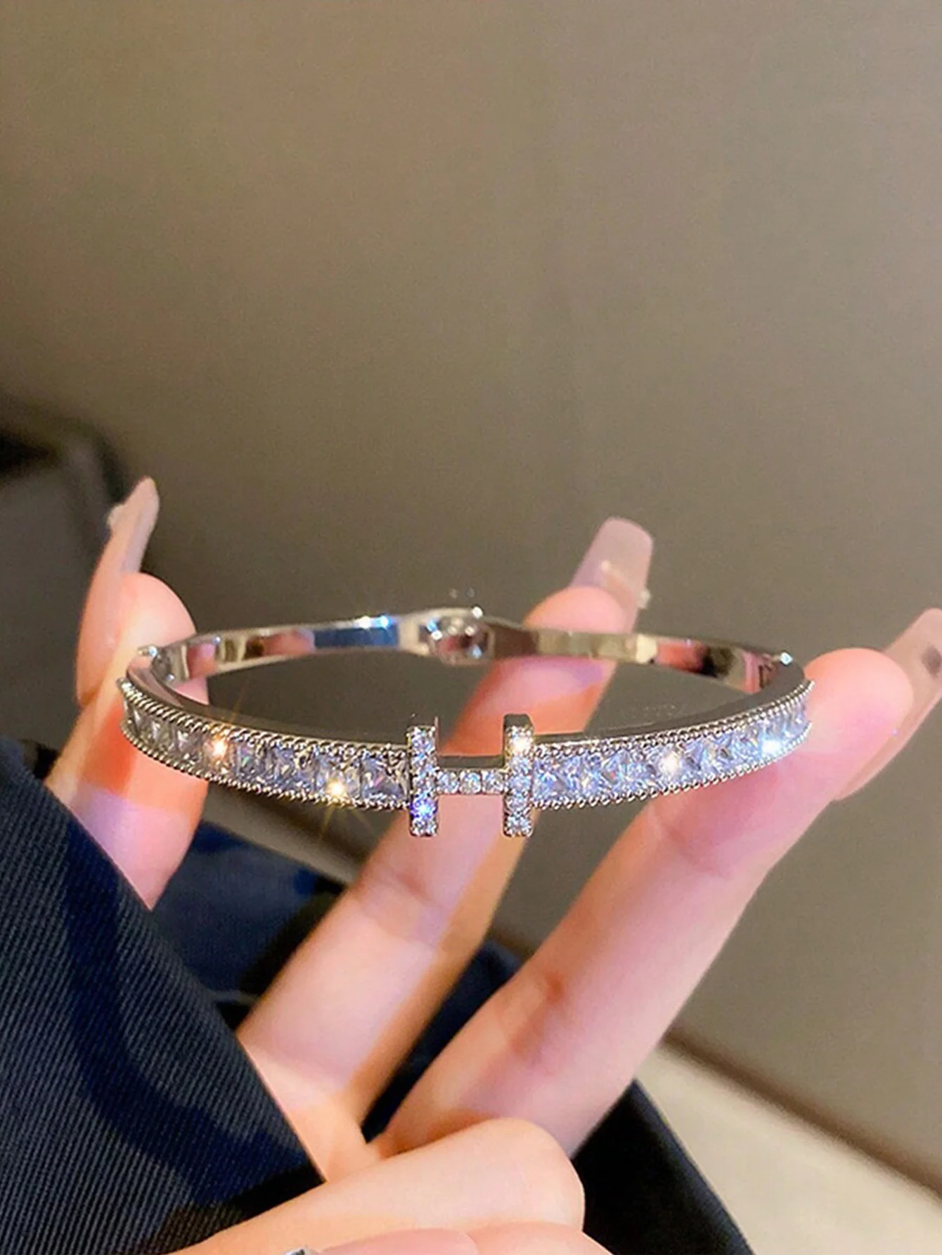 Fashionable and Luxurious Bracelets Suitable for Women to Wear during Casual Outings, Vacations, Dinner Parties, or Large Social Events. Elegant, Timeless, Versatile, and Avant-Garde Accessories view 4