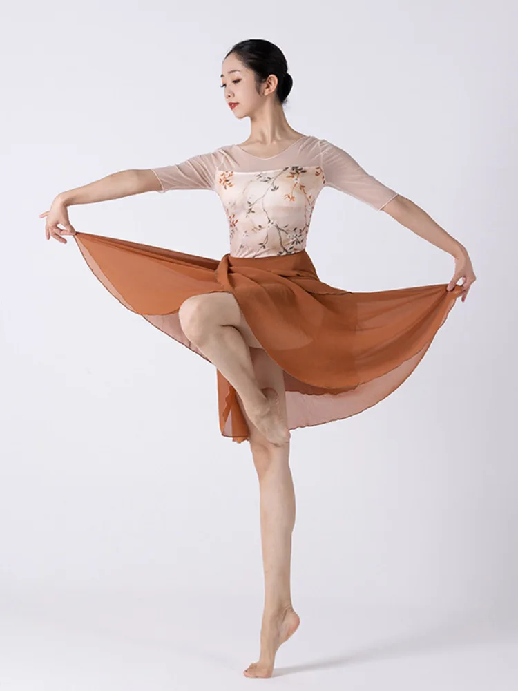 Macacão de malha estampado elegante com meia manga para performance de dança clássica – Body de palco slim fit com estilo artístico