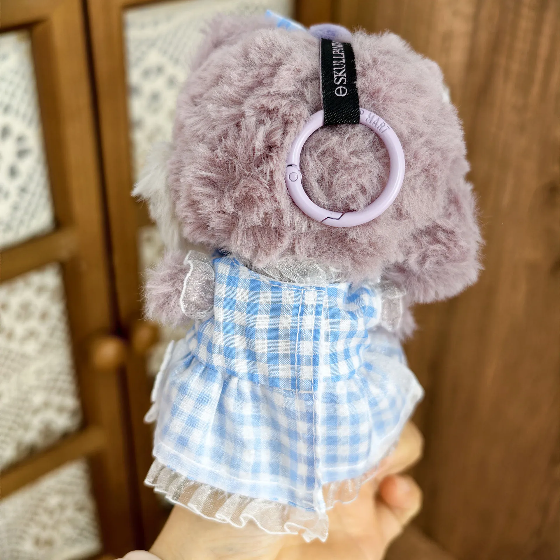 POPmart Trendy Play SP Babykleidung Gänseblümchen karierter Rock zweiteiliges Set 17CM Kleidung leichte Weberei Gartenplüsch Puppenkleidung