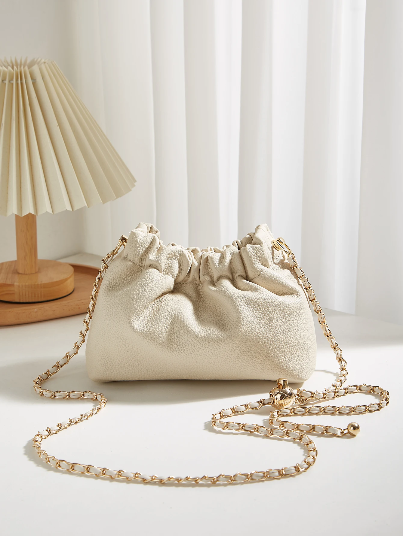 

New Minimalist, Fashionable, Exquisite, and Multifunctional Dumpling Bag Suitable for Daily Commuting and Social Gatherings with Friends