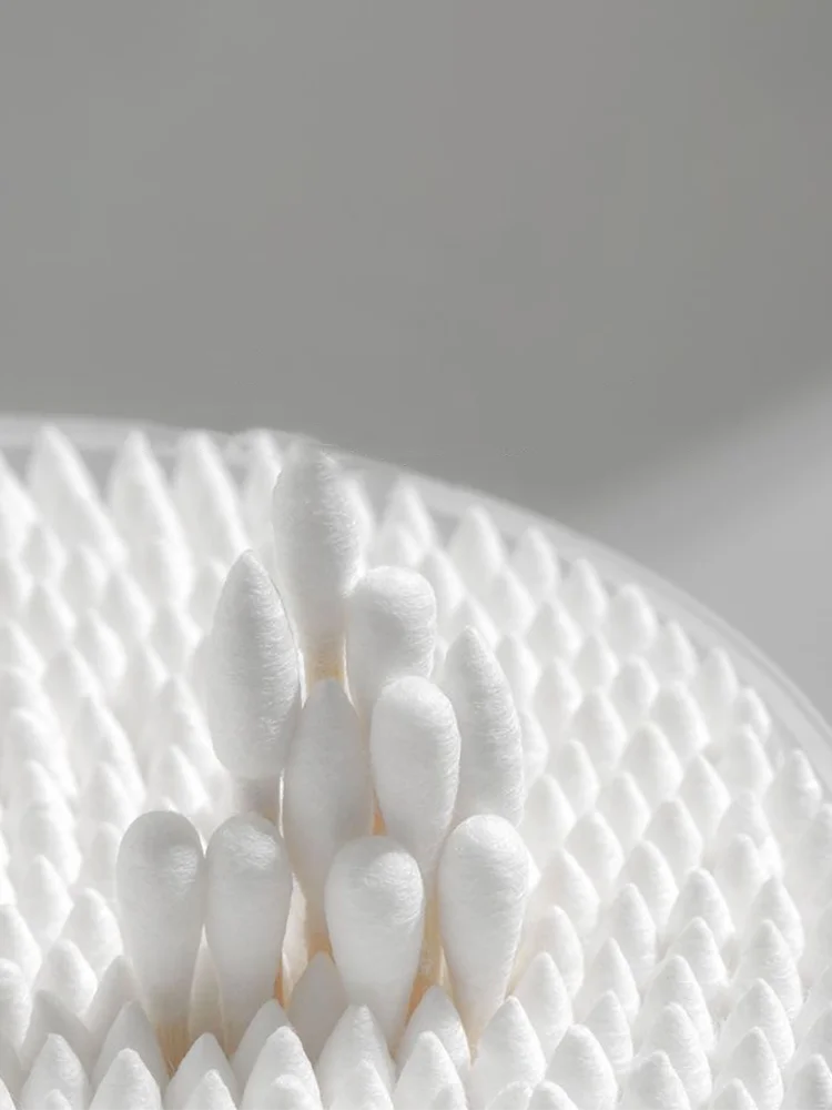 Tamponi di cotone usa e getta da 500 pezzi con doppia spirale e teste a punta in una scatola per la rimozione del trucco, la pulizia delle orecchie e altro ancora