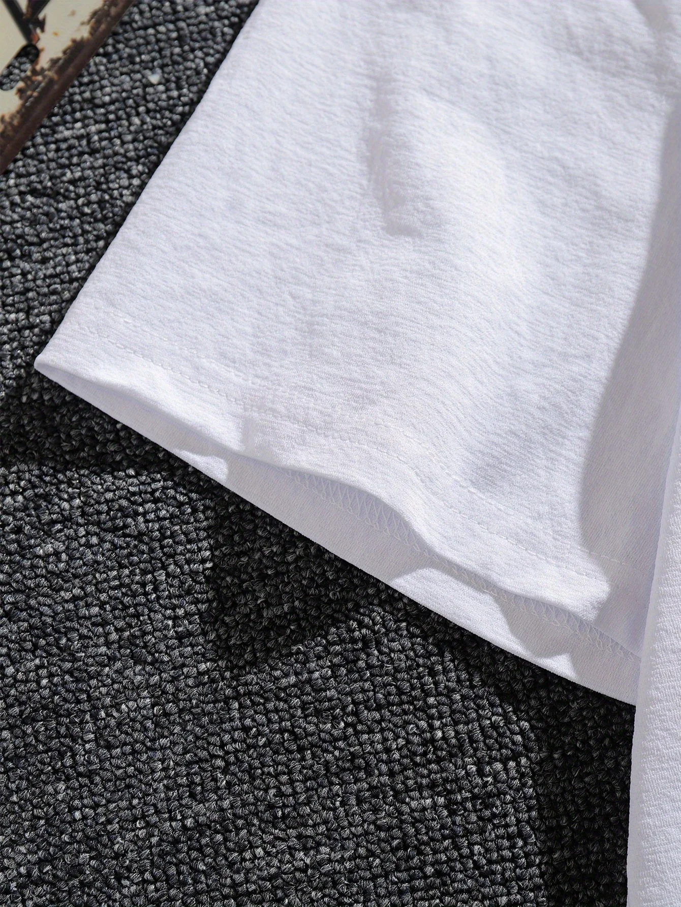 스타일리시한 스포츠 스타일 여성용 티셔츠, 크루넥 디자인, 다재다능하고 멋스럽고 달리기에도 편안합니다.