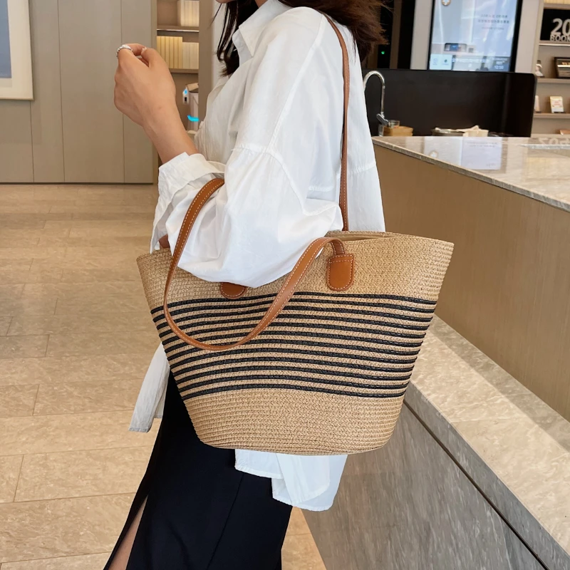 New Fashion Grass Woven Women\'s Bag 2024 Summer New Large Capacity Striped Single Item Versatile Women\'s Fashion Beach Bag