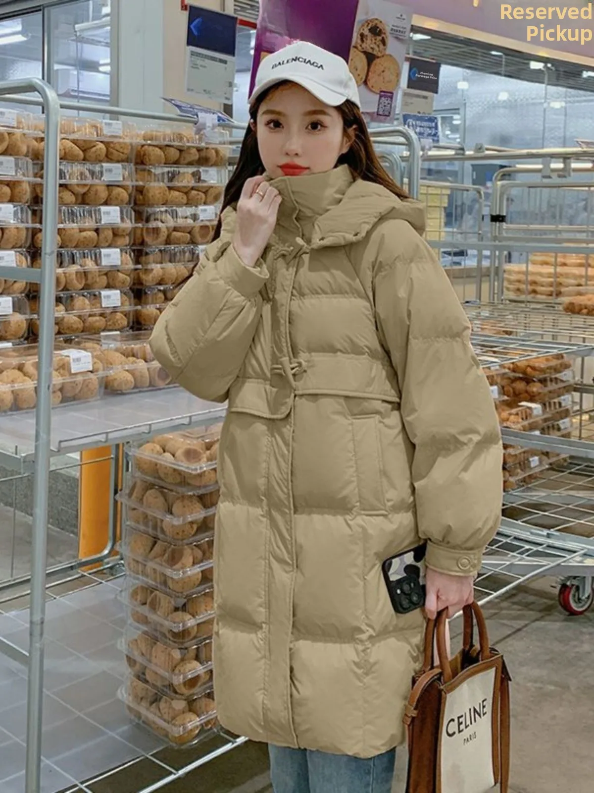 

Женская зимняя куртка-пуховик цвета хаки с пуговицами, средней длины, утепленная, в стиле «хлебный пуховик», для студенток, из хлопка