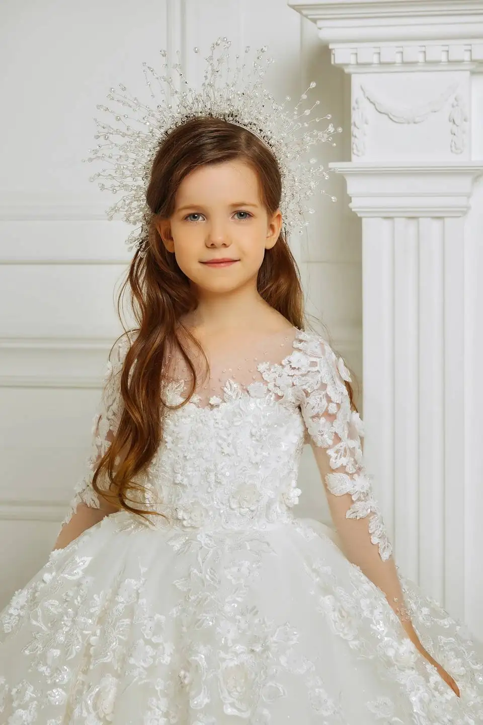 Maßgeschneiderte 2026 Baby-Mädchen Geburtstagskleider V-Ausschnitt Blumenmädchen Festkleid Langarm Applikationen Erstkommunion-Kleid – Detail 6