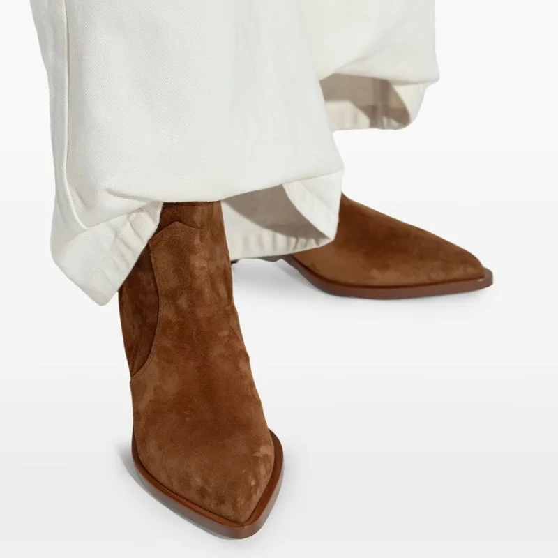 

Новинка 2023 года, женские коричневые замшевые сапоги в стиле ретро в стиле вестерн, уличные женские короткие ботинки большого размера с острым носком на толстом каблуке