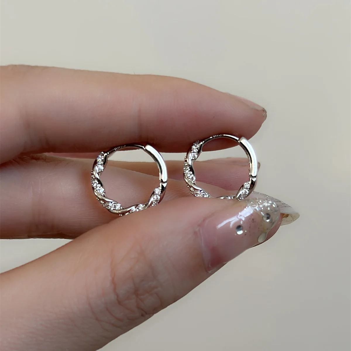 Pendientes de aro de circonia circular Mobius para mujer, joyería de moda, accesorios minimalistas para alergias