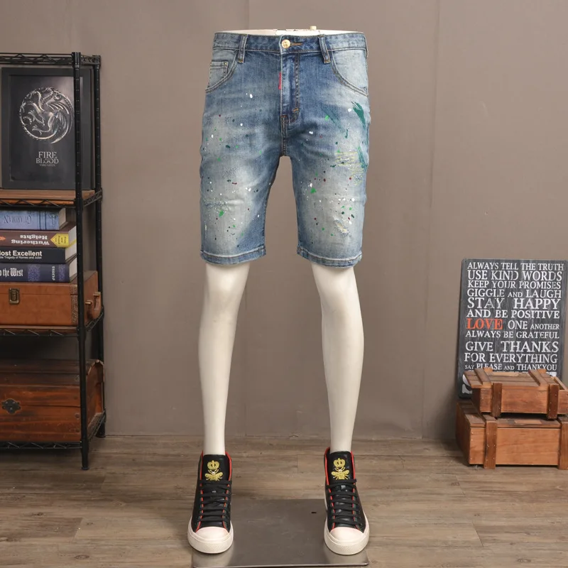 Verão fino rasgado denim shorts masculino na moda marca spray pintado elástico fino ajuste pés pequenos raspado remendo casual calças cortadas
