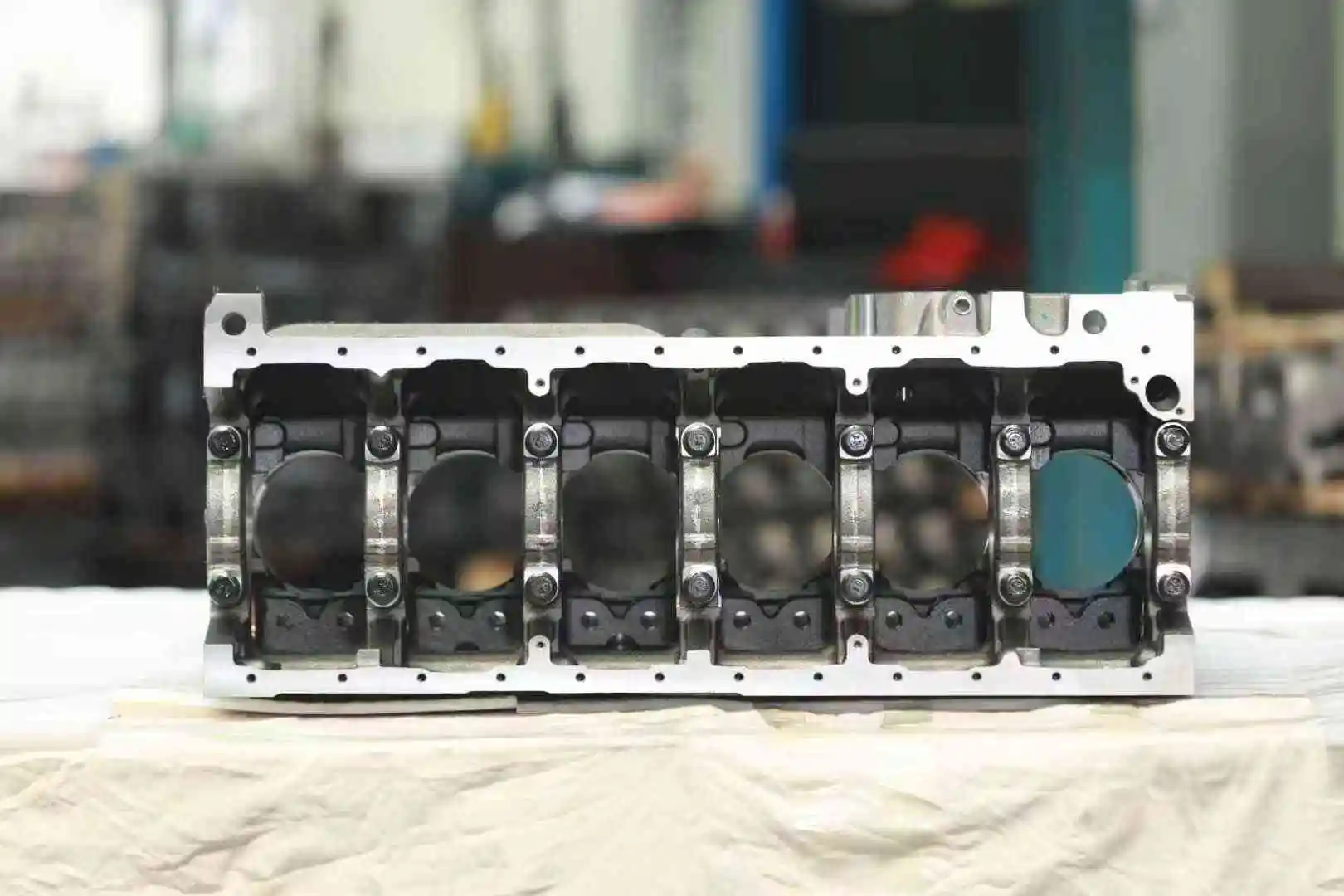 PC300-8 Cylinder Block High-Strength Cast Replacement Part Suitable For Komatsu PC300-8 Engine Construction Machinery Parts