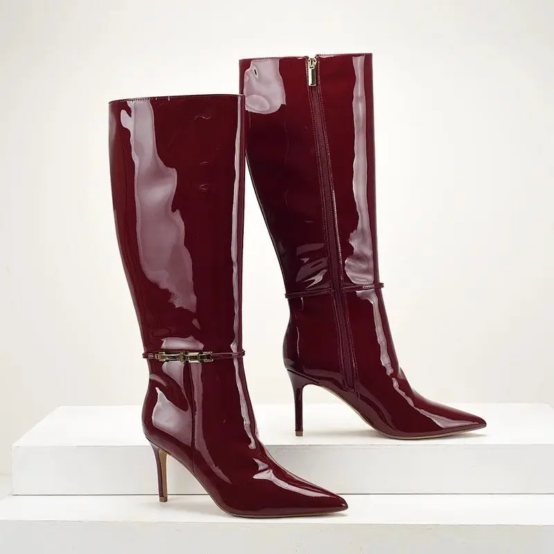 Original Designermarke, weinrotes Lackleder, Gürtelschnalle, spitze High-Top-Stiefel mit hohen Absätzen für Damen – Detail 5