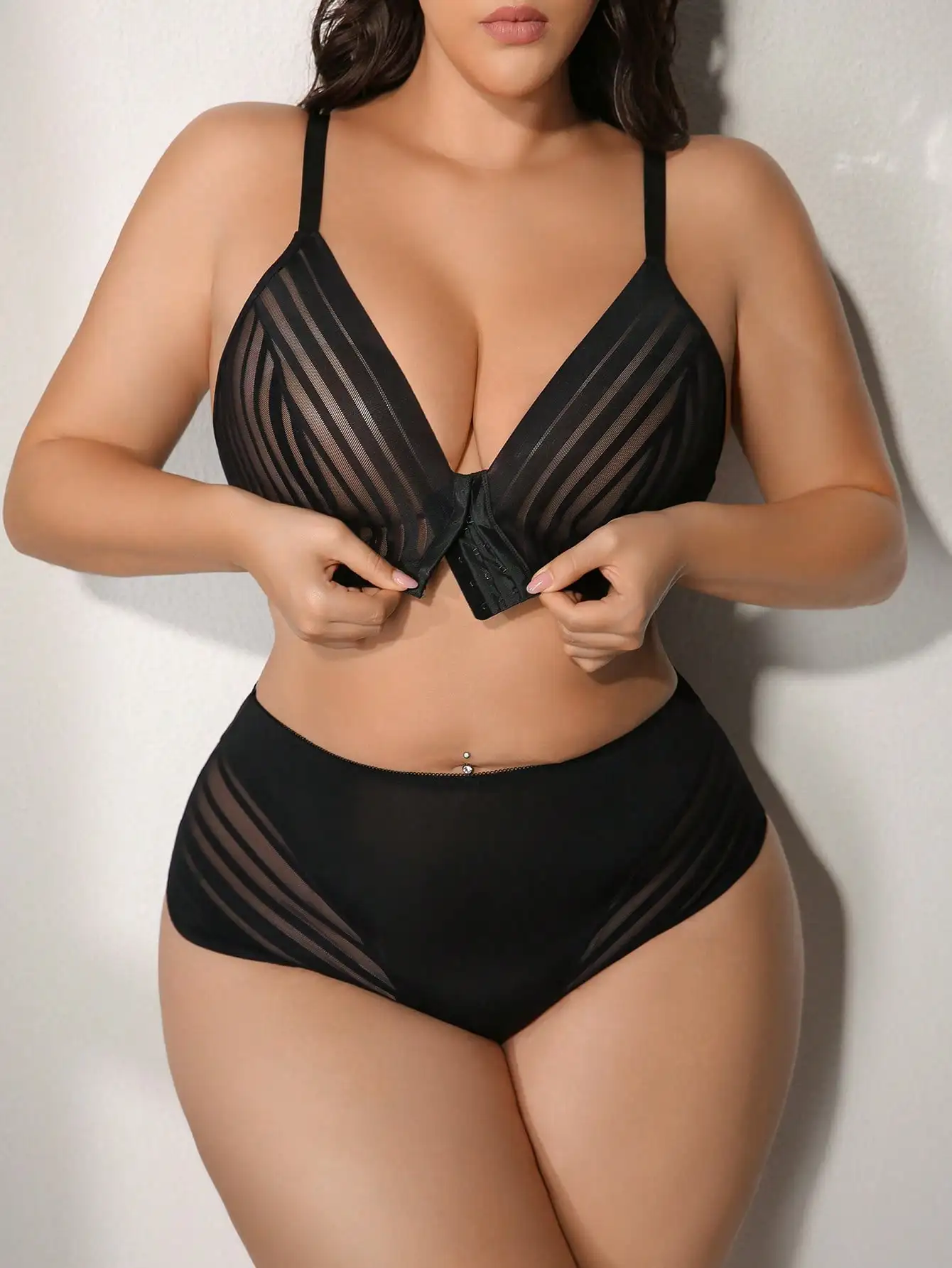 Conjunto de lencería de 2 piezas talla grande con malla negra y patchwork, con cierre frontal