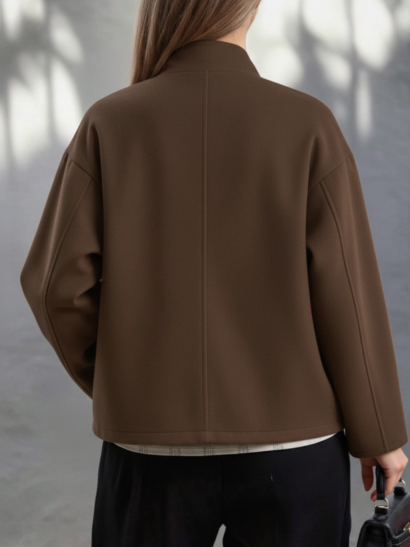 هذا الياقة البنية الأنيقة والمعطف الصوفي بإبزيم مزخرف ذهبي للنساء في الخريف والشتاء هو التخسيس