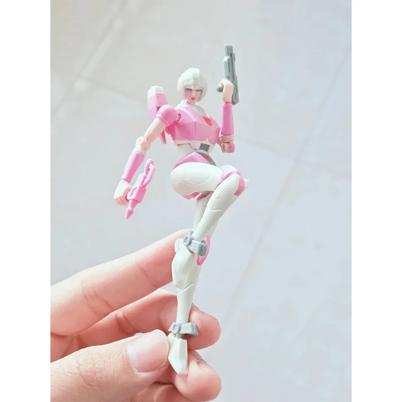 AULDEY AAE First Wave Arcee Transformers-figuur, gemaakt van ABS-materiaal, voorzien van ultratoegbare gewrichten, staat 15 cm hoog