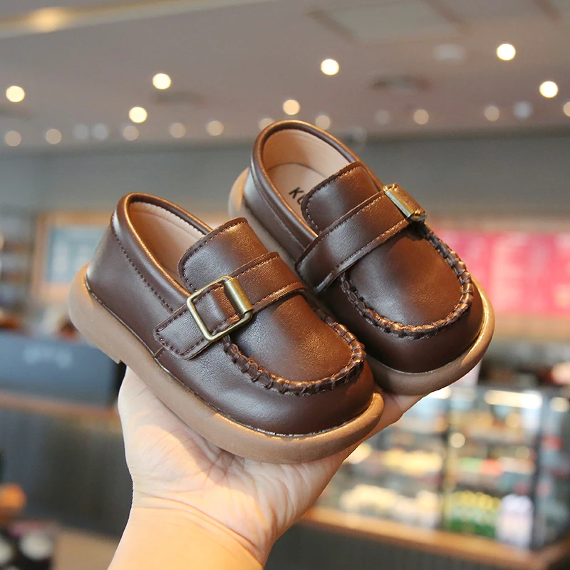 2025 NIEUW Vrije tijd leren schoenen met ronde kop Zachte zolen voor kinderen Lente Nieuwe jongens en meisjes Veelzijdige en elegante enkele schoenen