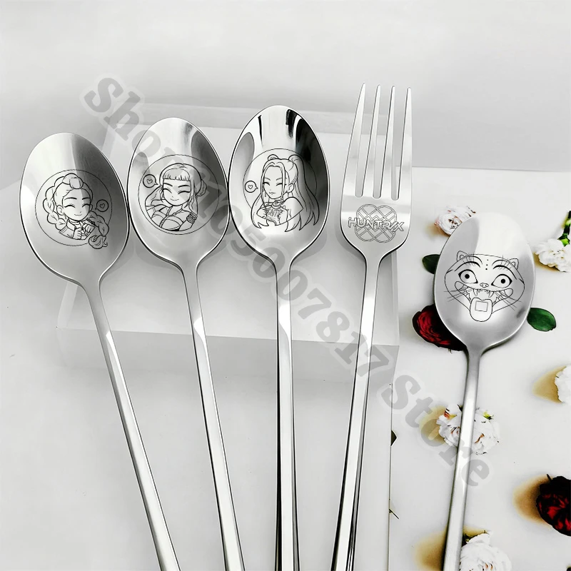 KPop شيطان الصيادين أنيمي الفولاذ المقاوم للصدأ ملعقة شوكة الكرتون مقبض طويل ملعقة شوربة لطيف ملعقة كبيرة القهوة خلط ملاعق الهدايا