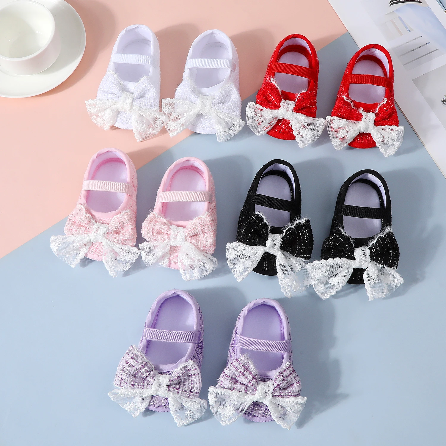 

Baby non-slip learning walking shoes, cute lace bows, soft flat shoes for infants, suitable for indoor parties and gatherings.