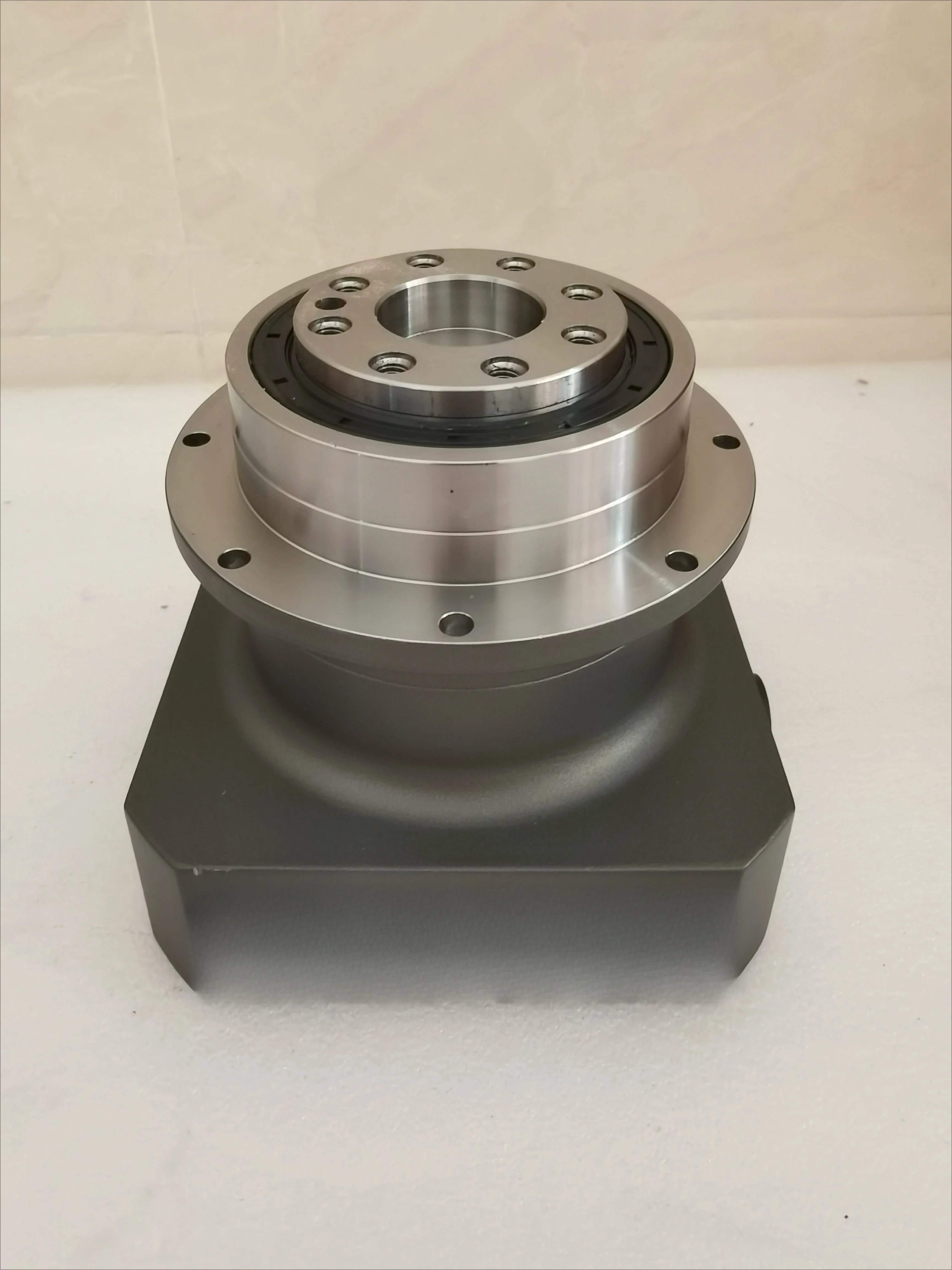 

Планетарный редуктор MOTOREDUCER MAF-090-010-P1-24/22-110-145-M8, специальный лазерный станок