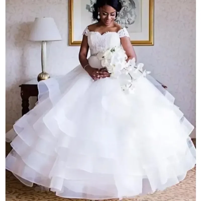 Abiti da sposa personalizzati con volant a strati africani Abiti da sposa con scollo a cuore bianco Maniche ad aletta Cintura con perline Sweep Train Abiti da sposa