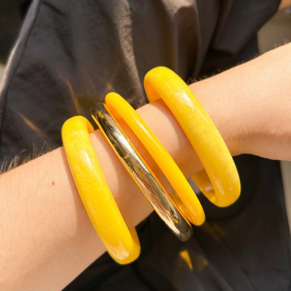 KMVEXO 4pcs Vintage Minimalist Elegant Yellow Acrylic Bangle Set Gold Color Smooth Bracelets For Women Daily Holiday Jewelry