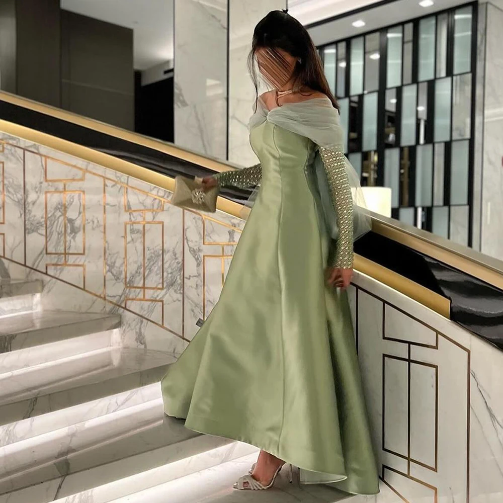 

Атласное платье трапециевидной формы с длинными рукавами и открытыми плечами длиной до пола, с вырезом лодочкой, со шлейфом и кристаллами, темперамент, фото