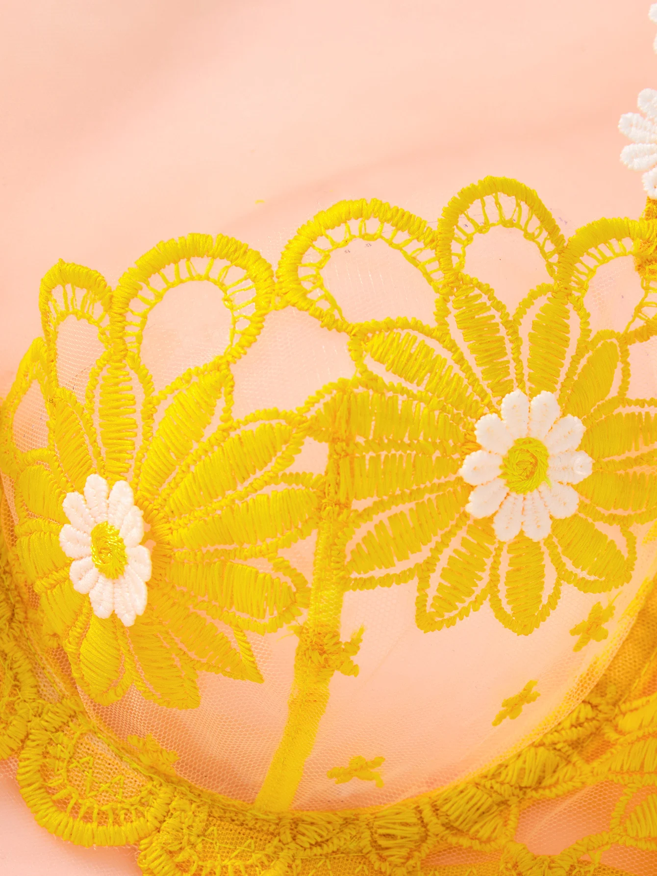 Um conjunto de lingerie sexy amarelo, incluindo sutiã e tanga com padrão de margaridas, um confortável de duas peças feminino estilo família ZA825086