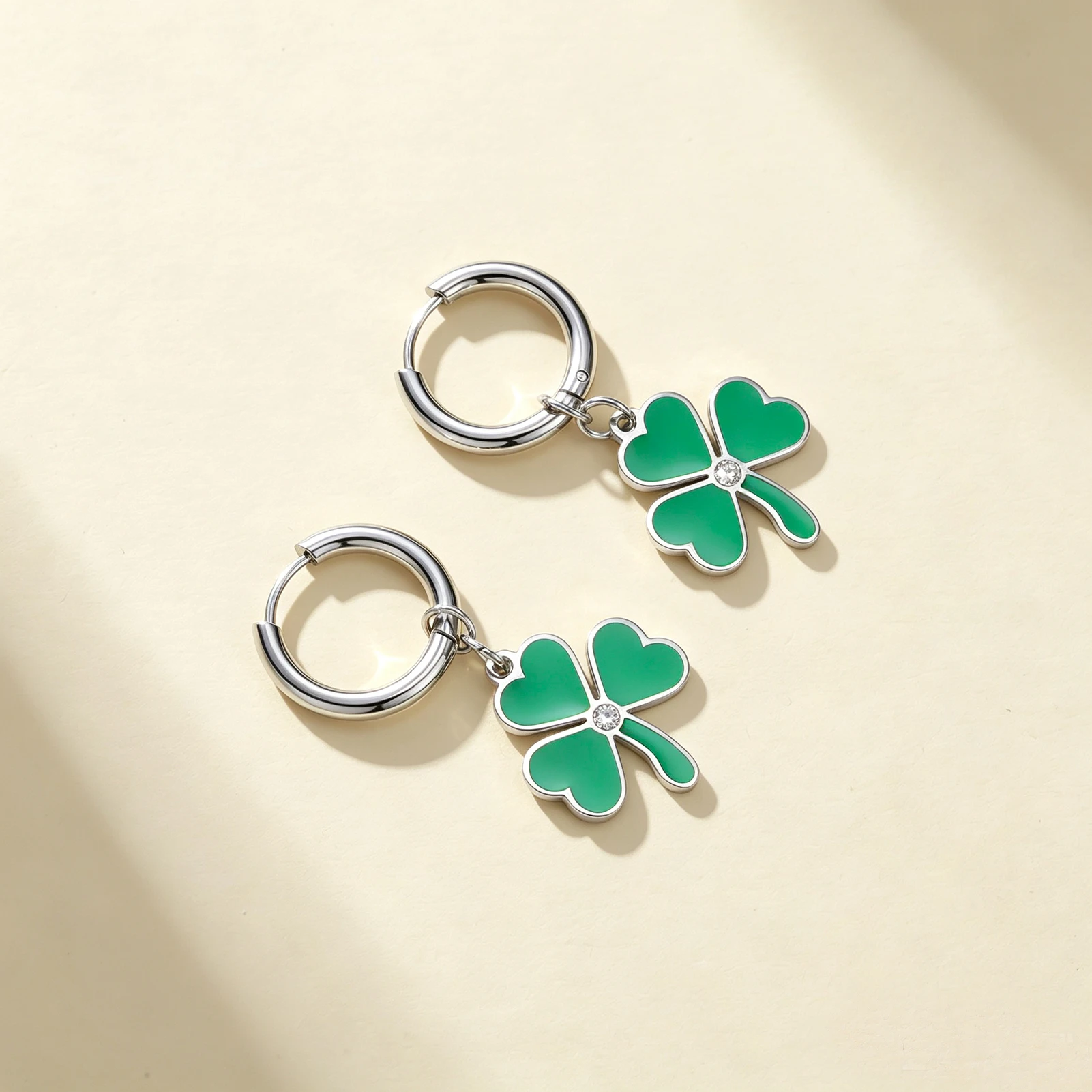 Eueavan Emaille Drei-Blatt-Kleeblatt Ohrringe Edelstahl Zirkon Mode Charm Creolen für Frauen Schmuck Geschenk Großhandel – Detail 3