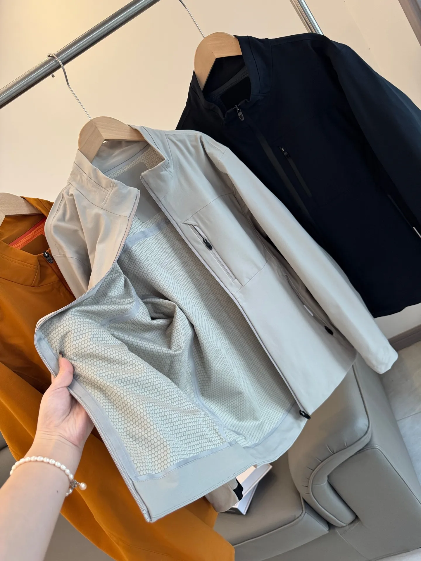 

Мужская спортивная куртка Softshell для активного отдыха, модель-аналог, с полностью проклеенным сотовым внутренним материалом, воротником-стойкой, ветрозащитная