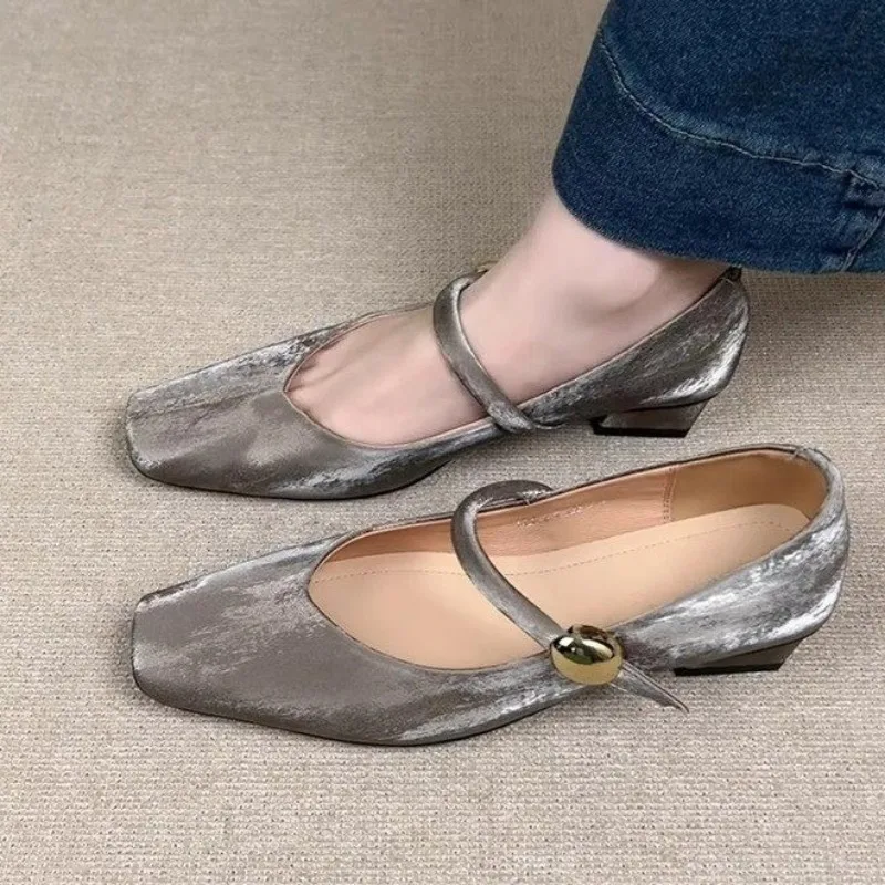 

Новинка 2025, модная новая женская обувь на низком каблуке, потрясающие туфли на низком каблуке с квадратным носком, модная женская обувь для вечеринок