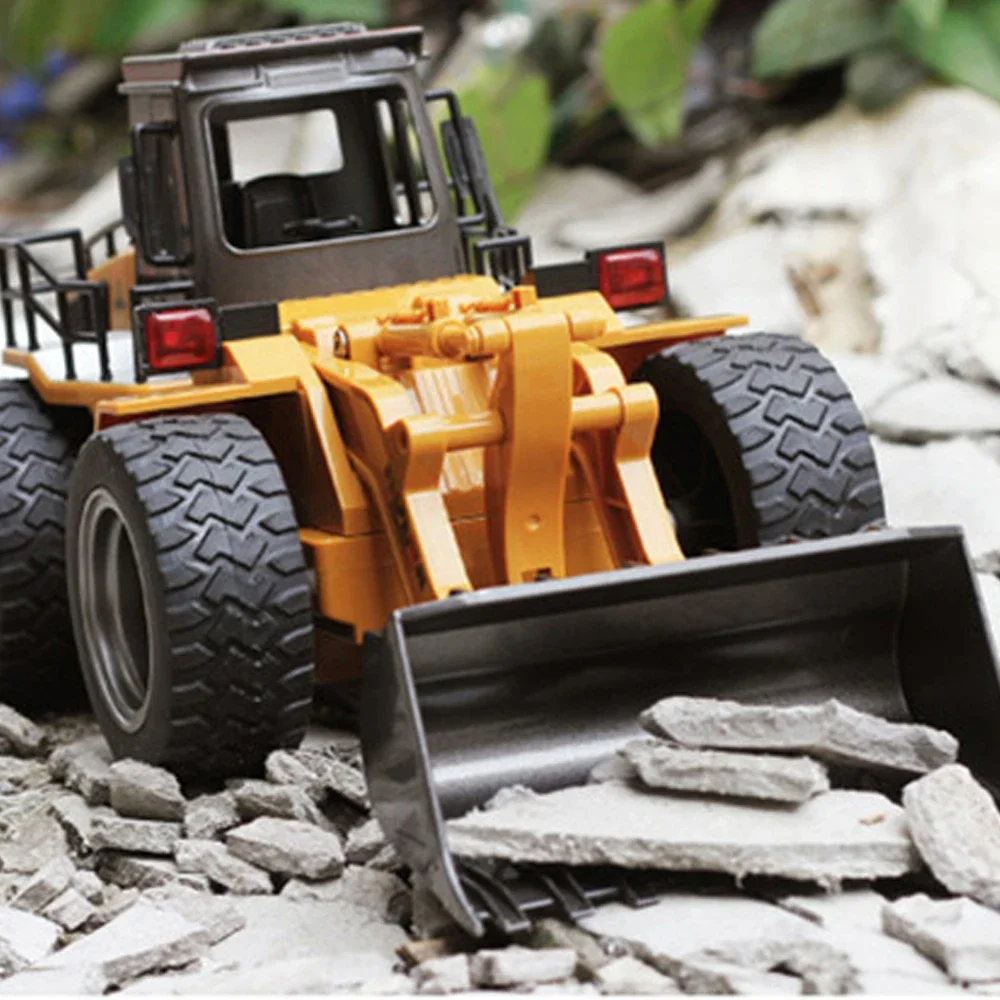 Huina 1532 1/18 Rc Car Truck Bulldozer Alloy Tractor Model 2.4G Radio Controlled Cars Trucks Engineering Cars Boy Children Toys