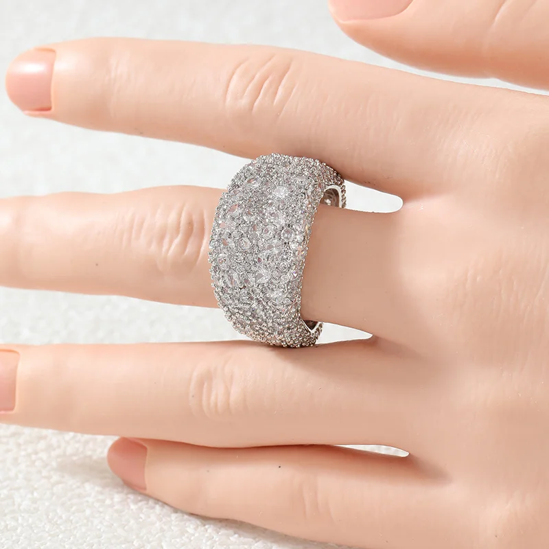 Leichter Luxus-Ring mit dichter Zirkonia-Besatzung für Damen, für formelle Anlässe, glänzender Schmuckring – Detail 2