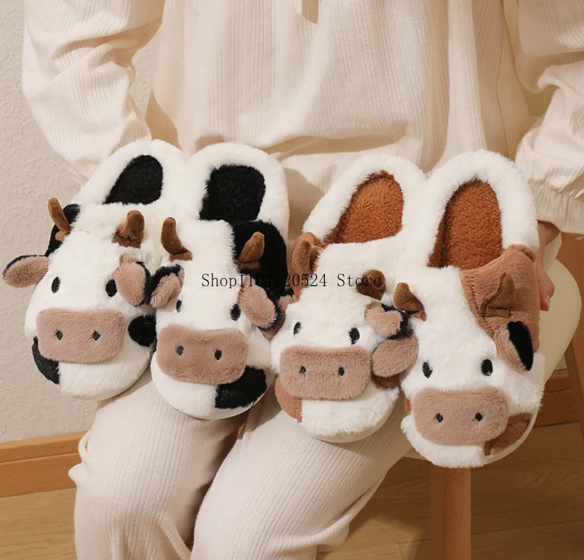 Zapatillas de casa de invierno para parejas, pantuflas cálidas de felpa neutras con dibujos de vaca, cómodas zapatillas de algodón antideslizantes para interiores para hombres y mujeres