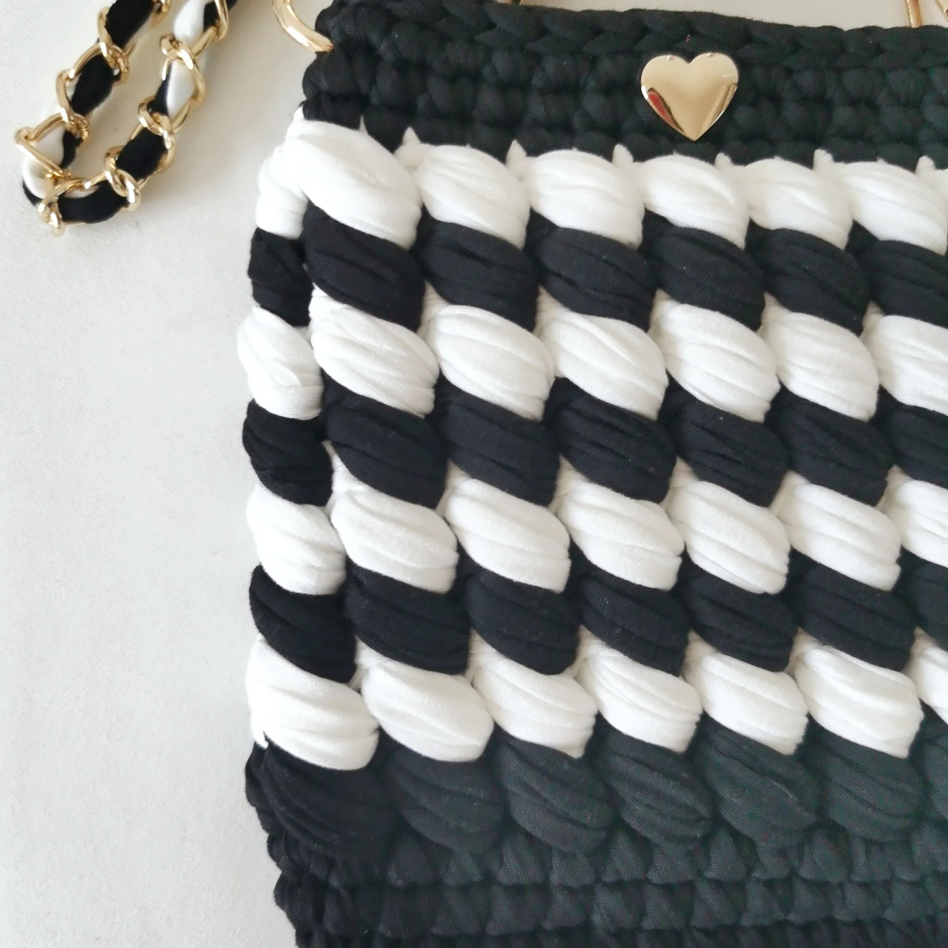 2024 New Black and White Spliced Mobile Phone Small Square Bag Cloth Bar Crochet Can Cross Diagonal Single Shoulder Chain Bag