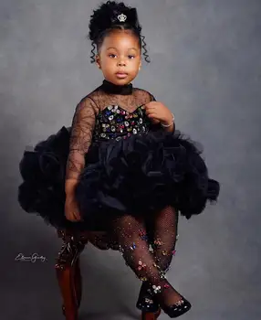 Schwarze Blumenmädchenkleider für die Hochzeit, Kristallplissee, knielang, maßgeschneiderte Anlasskleider, Prinzessin-Kleid für die Erstkommunion