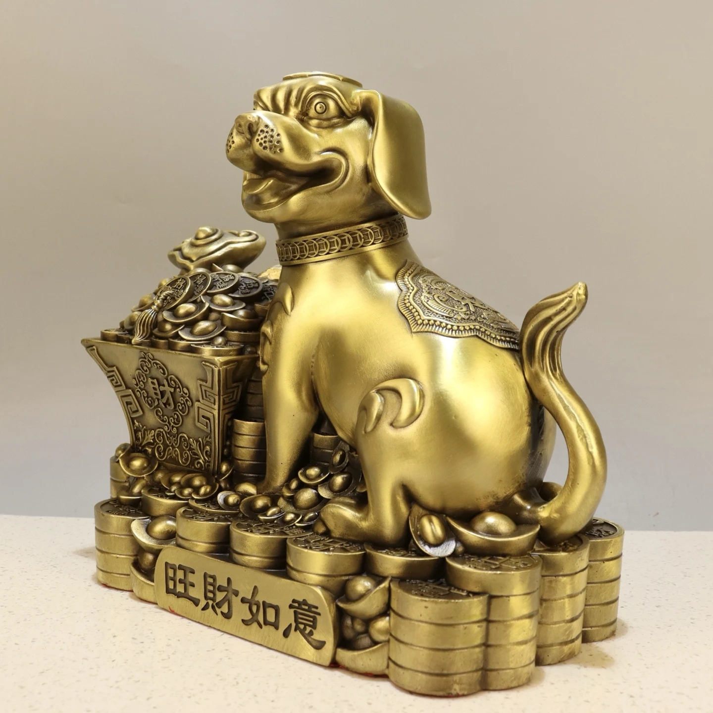 Old Brass Zodiac Dog Statue Wangwang Laicai Yuanbao coin base Prosperous wealth and good fortune Wenfang Amass wealth Ornaments